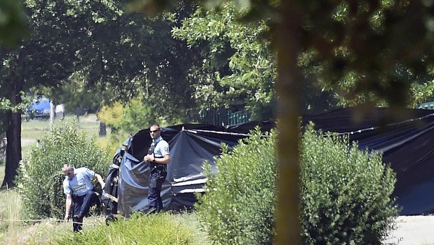 La police inspecte les lieux où a été retrouvé le corps décapité de l'entrepreneur Hervé Cornara le 26 juin 2015 à Saint-Quentin-Fallavier, en Isère