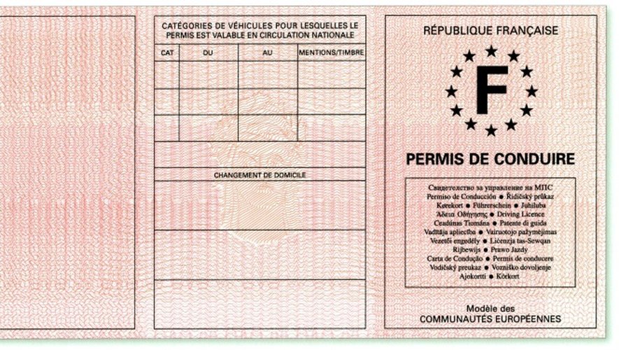 Ce document délivré le 17 décembre 2013 à Paris, par l'Agence nationale des Titres écurisés (ANTS) présente le permis transitoire, en trois volets, qui sera mis en circulation le 19 janvier 2013.
