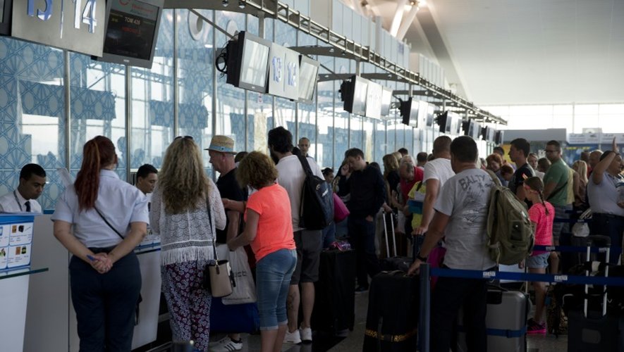 Des touristes britanniques  en file d'attente le 28 juin 2015 à l'aéroport d'Enfidha pour quitter la Tunisie