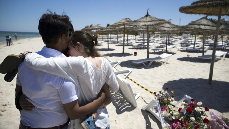 Des touristes sur le lieu de l'attentat le 27 juin 2015 sur la plage d'un hôtel à Port El Kantaoui, près de Sousse