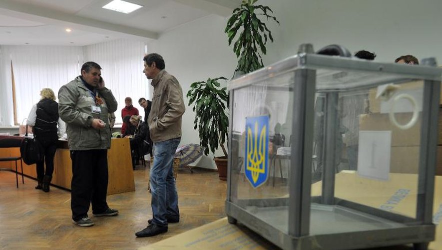 Des membres des commissions électorales préparent les élections à Donetsk, dans l'est de l'Ukraine le 8 mai 2014