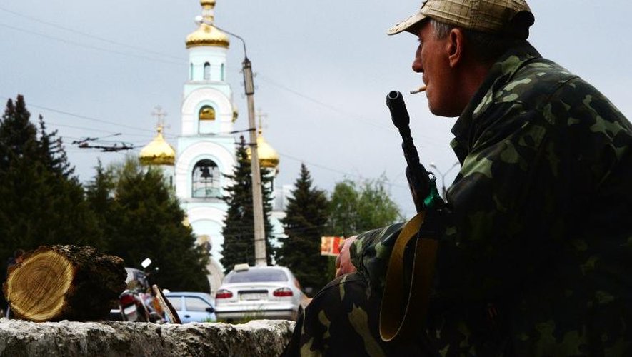 Un milicien pro-russe garde un checkpoint dans la ville de Slaviansk, le 8 mai 2014