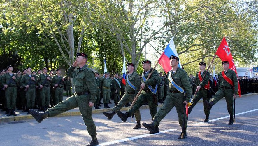 Des militaires russes participent aux répétitions pour le défilé de la Fête de la Victoire à Sébastopol, en Crimée, le 2 mai 2014