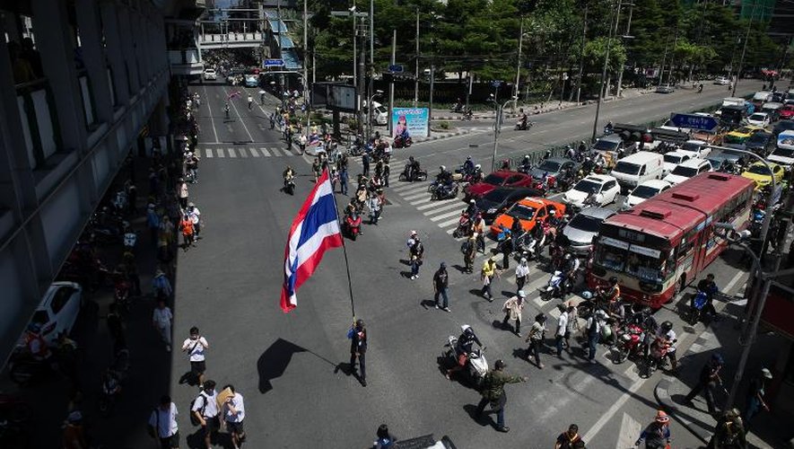 Manifestation anti-gouvernementale à Bangkok, le 8 mai 2014, au lendemain de la destitution de la Première ministre thaïlandaise Yingluck Shinawatra