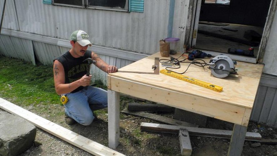 Eric Miller construit une rampe d'accès, le 28 avril 2014, à Jackson, au Kentucky