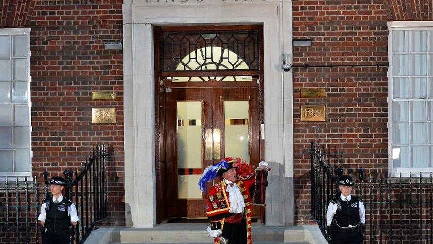 Le crieur Tony Appleton annonce la naissance du fils du prince William et de Catherine, Duchesse de Cambridge, devant l'hôpital St Mary, le 22 juillet 2013 à Londres