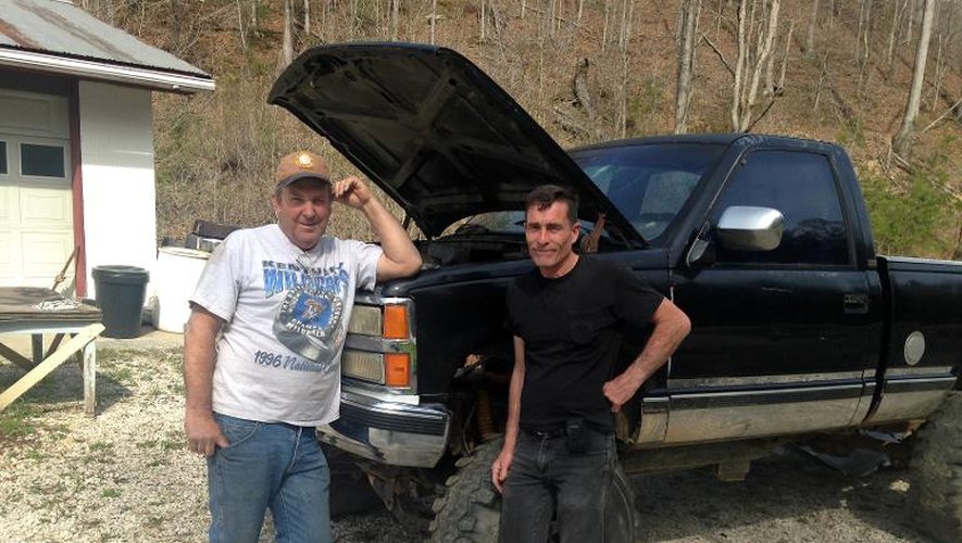 Jim Feltner (g) et Ruban Wilson posent le 28 avril 2014 à Wolfe, dans l'état du Kentucky