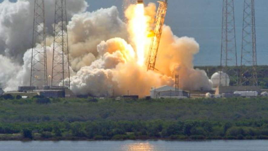 La fusée Falcon de SpaceX, avec à bord une capsule Dragon non habitée, décolle depuis Cape Canaveral en Floride, le 28 juin 2015