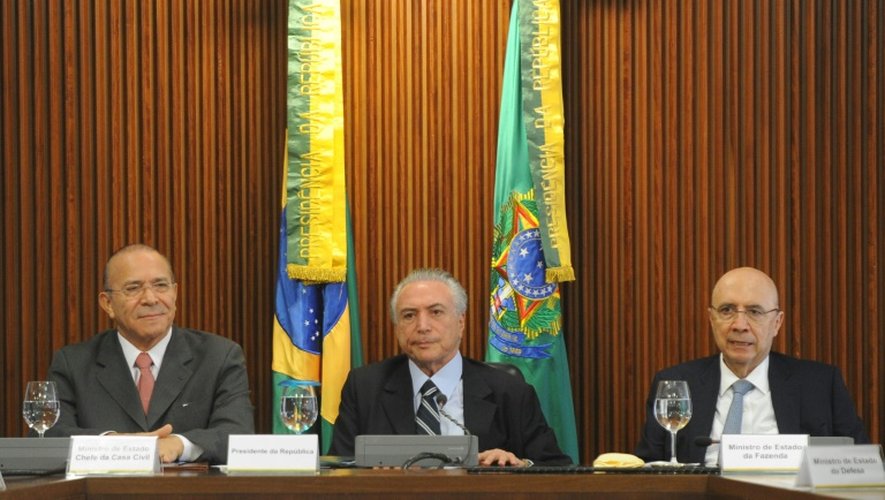 Le président brésilien Michel Temer (C) entouré de son chef de cabinet Eliseu Padilha (G) et du ministre de l'Economie Henrique Meirelles, le 13 mai 2016 à Brasilia