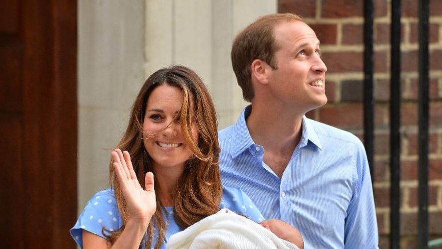 Le prince William et son épouse Catherine, Duchesse de Cambridge, présentent leur bébé aux médias du monde entier devant l'hôpital St Mary, le 23 juillet 2013 à Londres