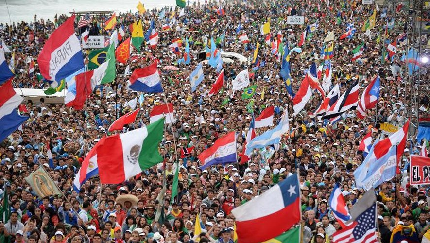 Des fidèles avec des drapeaux du monde entier rassemblés sur la plage de Copacabana, le 23 juillet 2013 à Rio de Janeiro