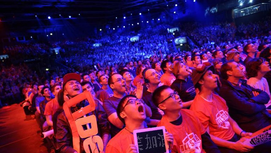 Des fans du jeu vidéo en ligne "League of Legends" encouragent, le 8 mai 2014, les différentes équipes lors du tournoi organisé au Zénith de Paris
