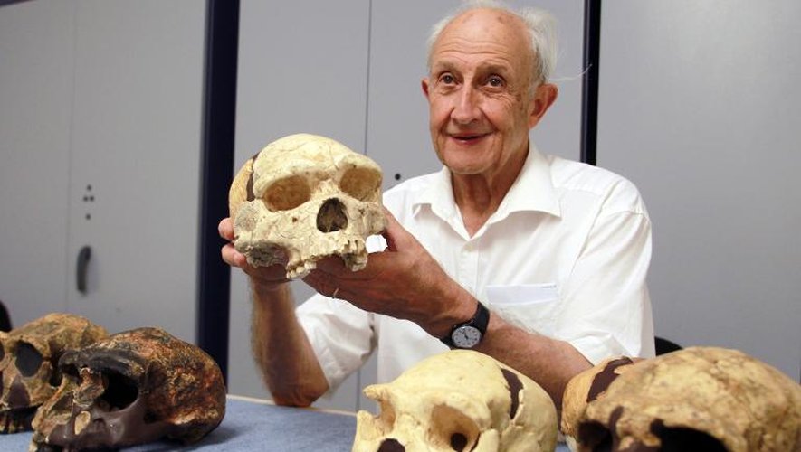 Le paléontologue Henri de Lumley montre un crâne découvert le 16 juillet 2013 sur le site de Tautavel