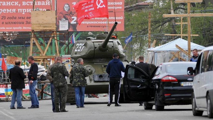 Char soviétique près du bâtiment des services de sécurité de Lougansk, occupé par des militants pro-russes dans l'est de l'Ukraine, le 8 mai 2014