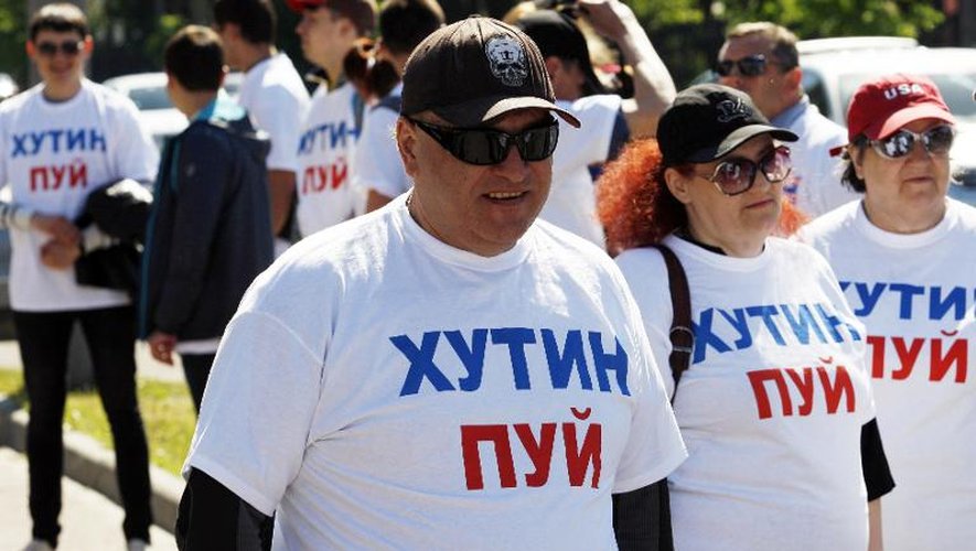 Manifestants portant des tee-shirts insultants pour le président russe Vladimir Poutine, devant l'ambassade de Russie à Kiev, le 8 mai 2014