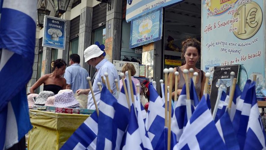 Un magasin de souvenirs à Athènes, le 22 août 2014