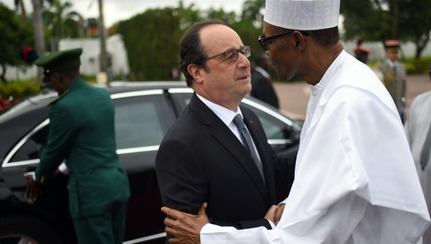 Le président nigérian Muhammadu Buhari (d) accueille le président français François Hollande à Abuja, le 14 mai 2016