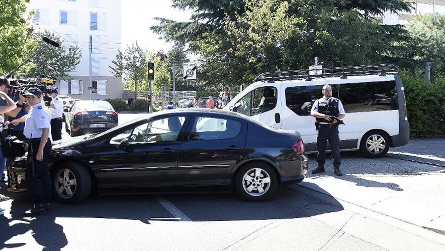 Convoi de voitures de police devant le domicile de Yassin Salhi à Saint-Priest, le 28 juin 2015