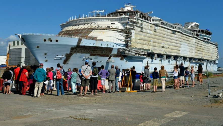 Des visiteurs regardent le paquebot "Harmony of the Seas" en construction à Saint-Nazaire, le 29 juillet 2016