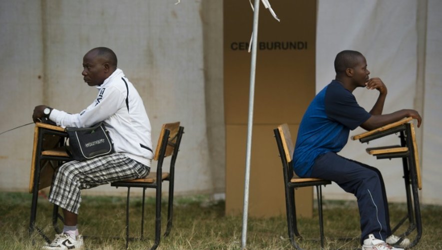 Des officiels dans un bureau de vote le 29 juin 2015 à Bujumbura