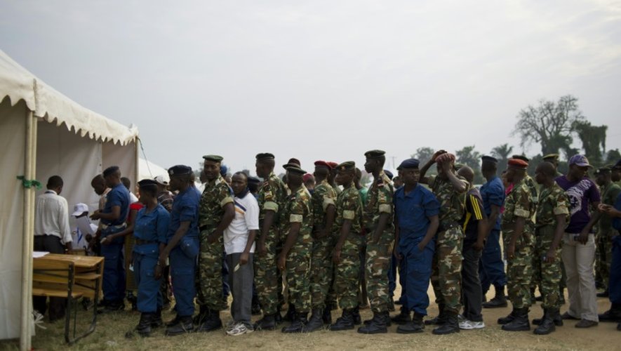 Civils, soldats et policiers font la queue devant un bureau de vote dans un quartier contestataire au président Nkurunziza, à Bujumbura le 29 juin 2015
