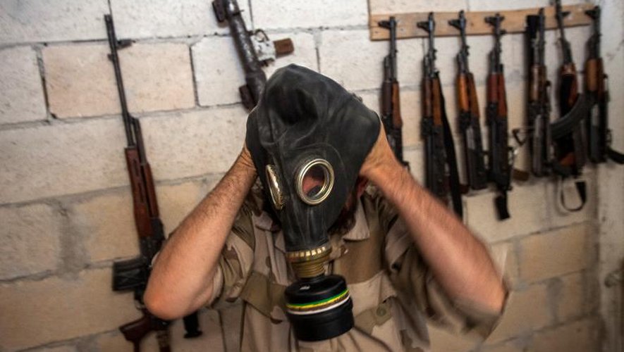 Un rebelle syrien enfile un masque à gaz, le 18 juillet 2013 à Idleb, dans le nord-ouest du pays