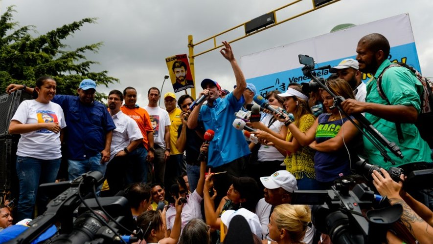 Le chef de l'opposition vénézuélienne Henrique Capriles (c), le 14 mai 2016 à Caracas
