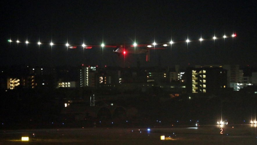 L'avion Solar Impulse décolle le 29 juin 2015 de l'aéroport de Nagoya, au Japon, en direction de Hawaii