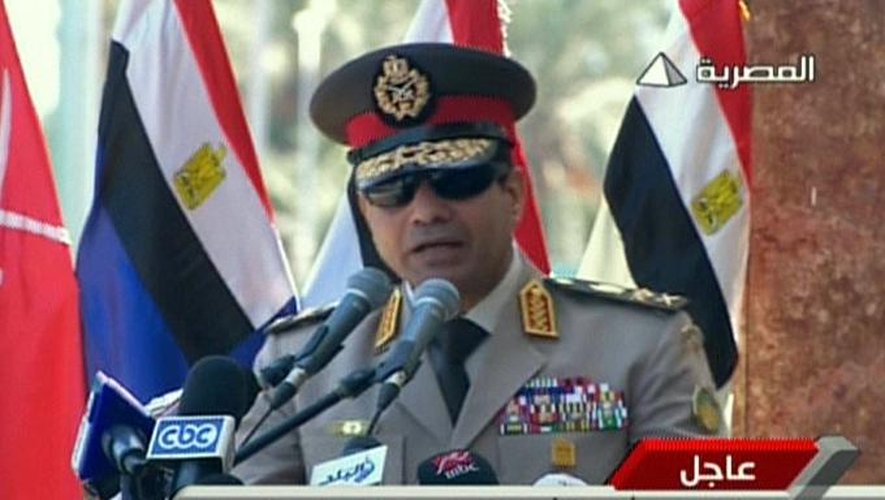 Capture d'écran vidéo de la télévision égyptienne montrant le chef de l'armée, le général Abdel Fattah al-Sissi, appelant la population à manifester