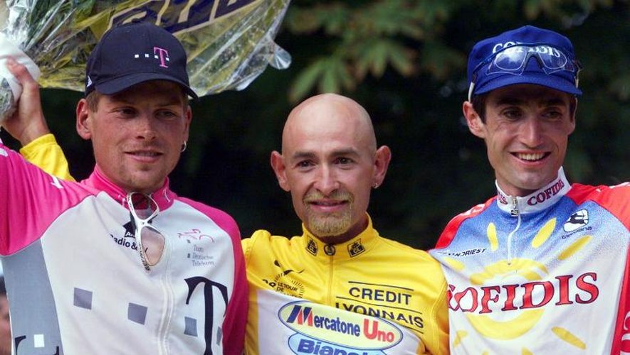 Marco Pantani (c), Jan Ullrich (g) et Bobby Julich (d), le podium dans l'ordre du Tour de France 1998, le 2 août 1998 sur les Champs-Elysées à Paris