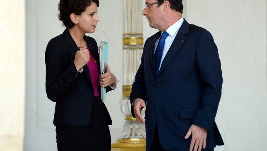 Najat Vallaud-Belkacem et François Hollande à la sortie du Conseil des ministres le 10 juillet 2013 à l'Elysée