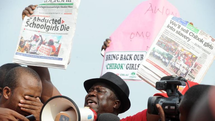 Le chef de la communauté de Chibok Hosea Sambido (c), à Abuja, au Nigeria, Hosea Sambido (c), le 6 mai 2014, lors d'un rassemblement appelant à la libération des lycéennes enlevées par le groupe radical islamiste Boko Haram