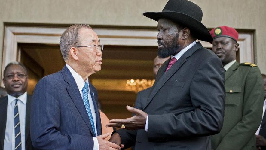 Le secrétaire général des Nations unies Ban Ki-moon (g) avec le président du Soudan du Sud Salva Kiir (d) à Juba le 6 mai 2014