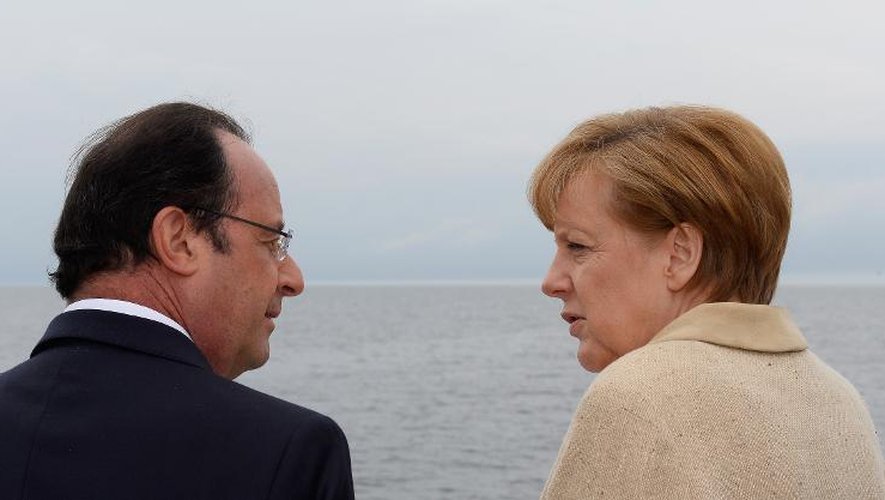 La chancelière allemande Angela Merkel et le président français François Hollande à bord du Nordwind près du port de pêche de Sassnitz sur la mer Baltique, au nord-est de l'Allemagne le 9 mai 2014