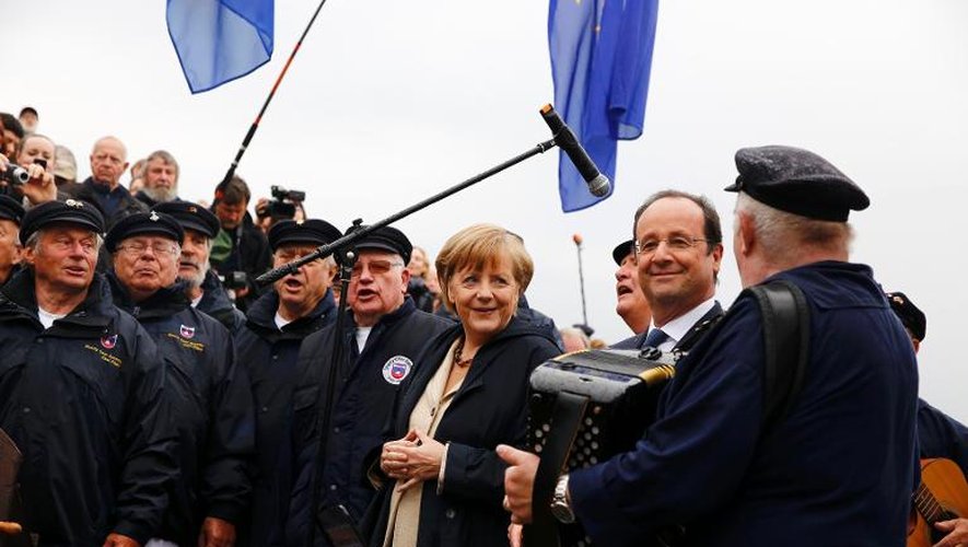 La chancelière allemande Angela Merkel et le président français François Hollande avant d'embarquer à bord du Nordwind, à Sassnitz sur la mer Baltique, au nord-est de l'Allemagne le 9 mai 2014