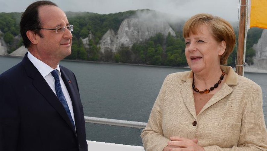 La chancelière allemande Angela Merkel et le président français François Hollande à bord du Nordwind près du port de pêche de Sassnitz sur la mer Baltique, au nord-est de l'Allemagne le 9 mai 2014