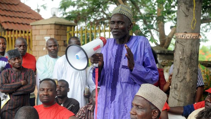 Le père de deux des 276 lycéennes enlevées par Boko Haram au Nigeria s'exprime lors d'un rassemblement, le 9 mai 2014 à Abuja