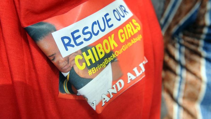 Un homme vêtu d'un t-shirt appelant au sauvetage des lycéennes enlevées au Nigeria, le 9 mai 2014 à Abuja