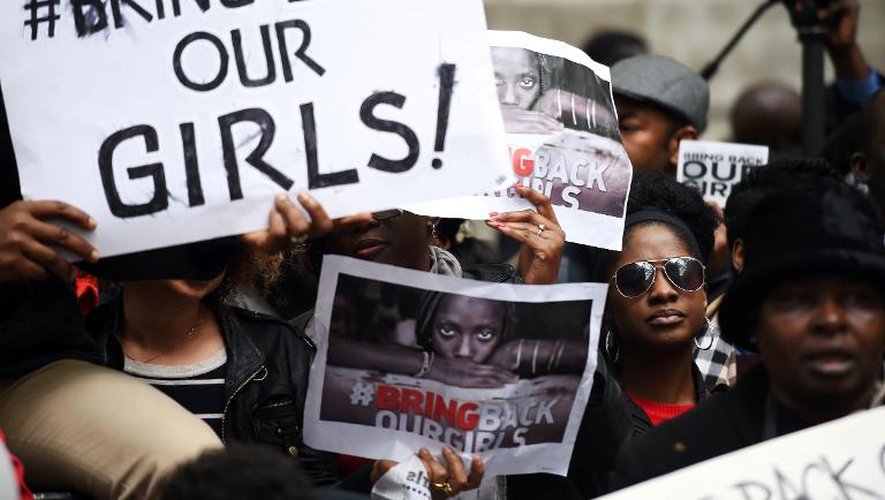 Des manifestants appellent à la libération immédiate des lycéennes enlevées au Nigeria, devant la maison du Nigeria à Londres le 9 mai 2014