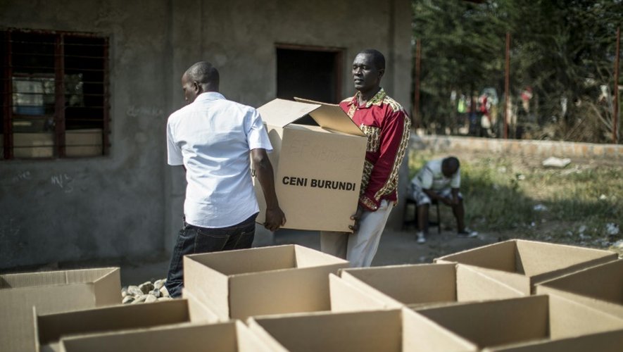 Des Burundais transportent du matériel électoral, le 28 juin 2015 à Bujumbura