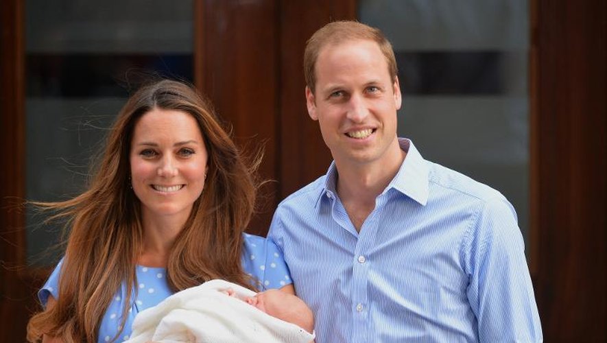 Le prince William et son épouse, Kate Middleton, sortent de l'hôpital St Mary's avec leur bébé, le 23 juillet 2013 à Londres