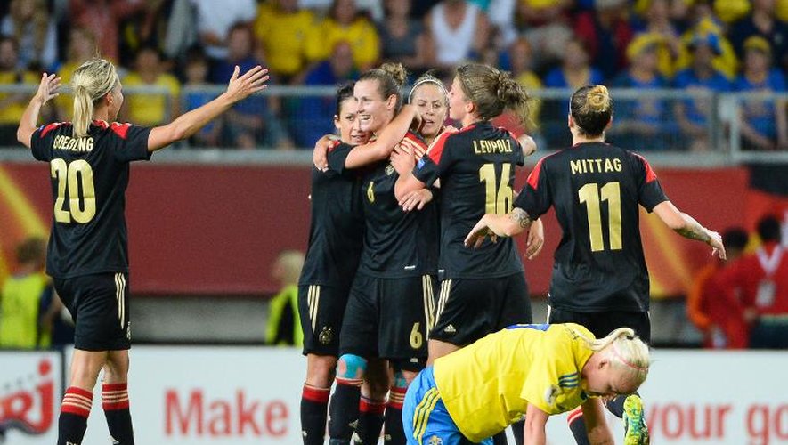 Les joueuses allemandes célèbrent leur victoire contre la Suède en demi-finale de l'Euro féminin le 24 juillet 2013 à Göteborg