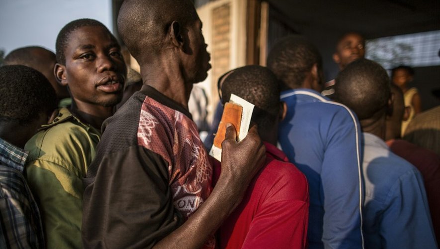 Des Burundais font la queue devant un bureau de vote à Bujumbura, le 29 juin 2015