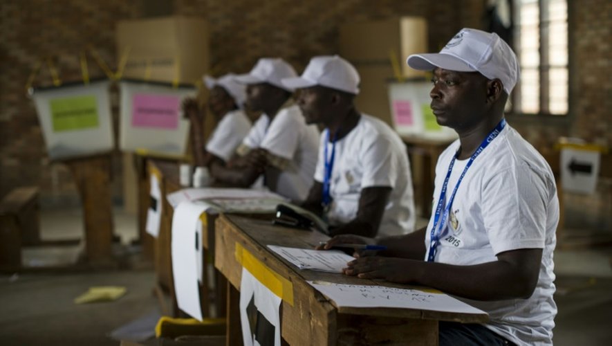 Les membres de la commission électorale attendent les électeurs dans un bureau de vote, le 29 juin 2015 à Bujumbura