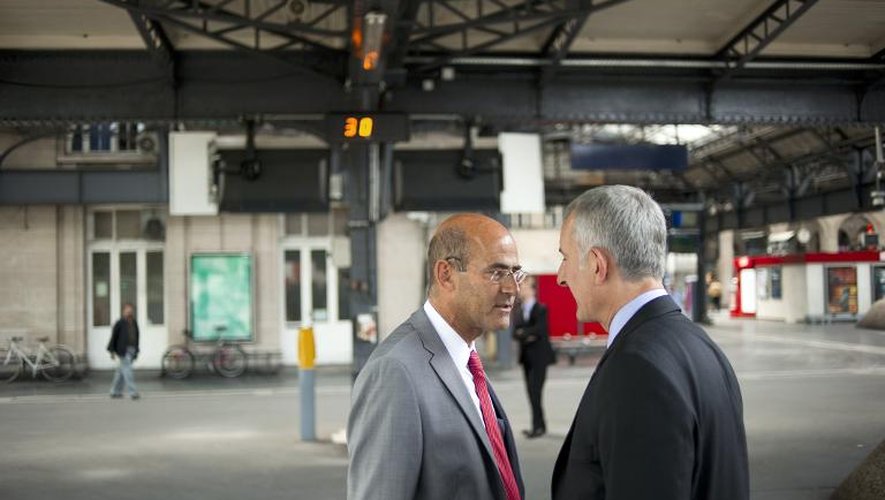 Le président de la SNCF Guillaume Pepy (g)et le patron d'Alstom Patrick Kron à la gare de l'Est, à Paris, le 30 mai 2011