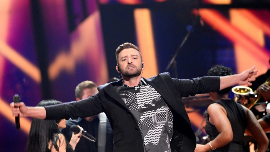 La star américaine Justin Timberlake a chanté un de ses tubes, "Rock Your Body", puis pour la première fois son nouveau single "Can't Stop the Feeling"