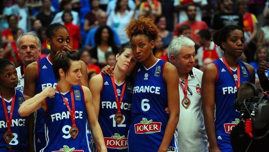 Les joueuses de l'équipe de France, marquées par leur défaite en finale de l'Euro face à la Serbie, le 28 juin 2015 à Budapest