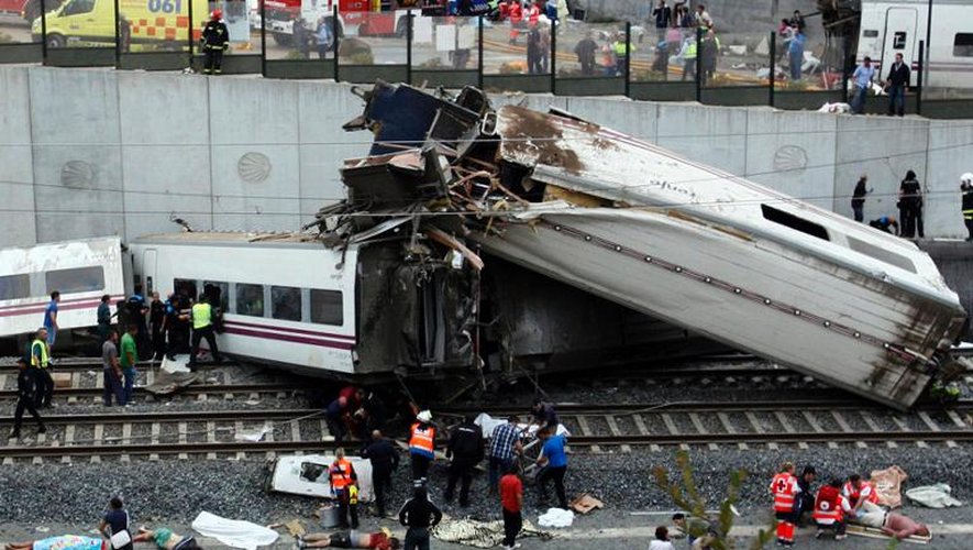 Les secours s'activent, le 24 juillet 2013, autour d'un train qui a déraillé à Saint-Jacques de Compostelle, en Espagne