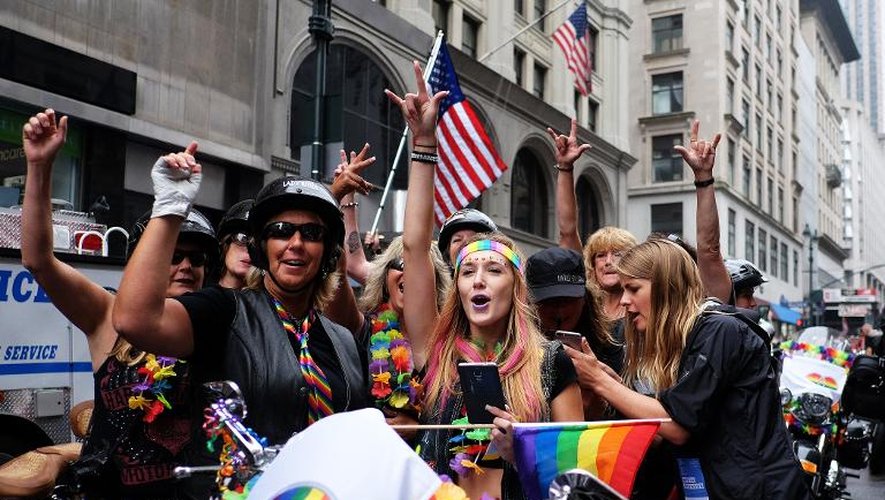 Des participants à la Gay Pride de New York fêtent  la décision historique de la Cour suprême de légaliser le mariage homosexuel dans tous les Etats américains, le 28 juin 2015
