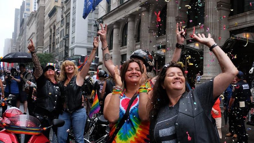 Des participants à la Gay Pride de New York fêtent  la décision historique de la Cour suprême de légaliser le mariage homosexuel dans tous les Etats américains, le 28 juin 2015